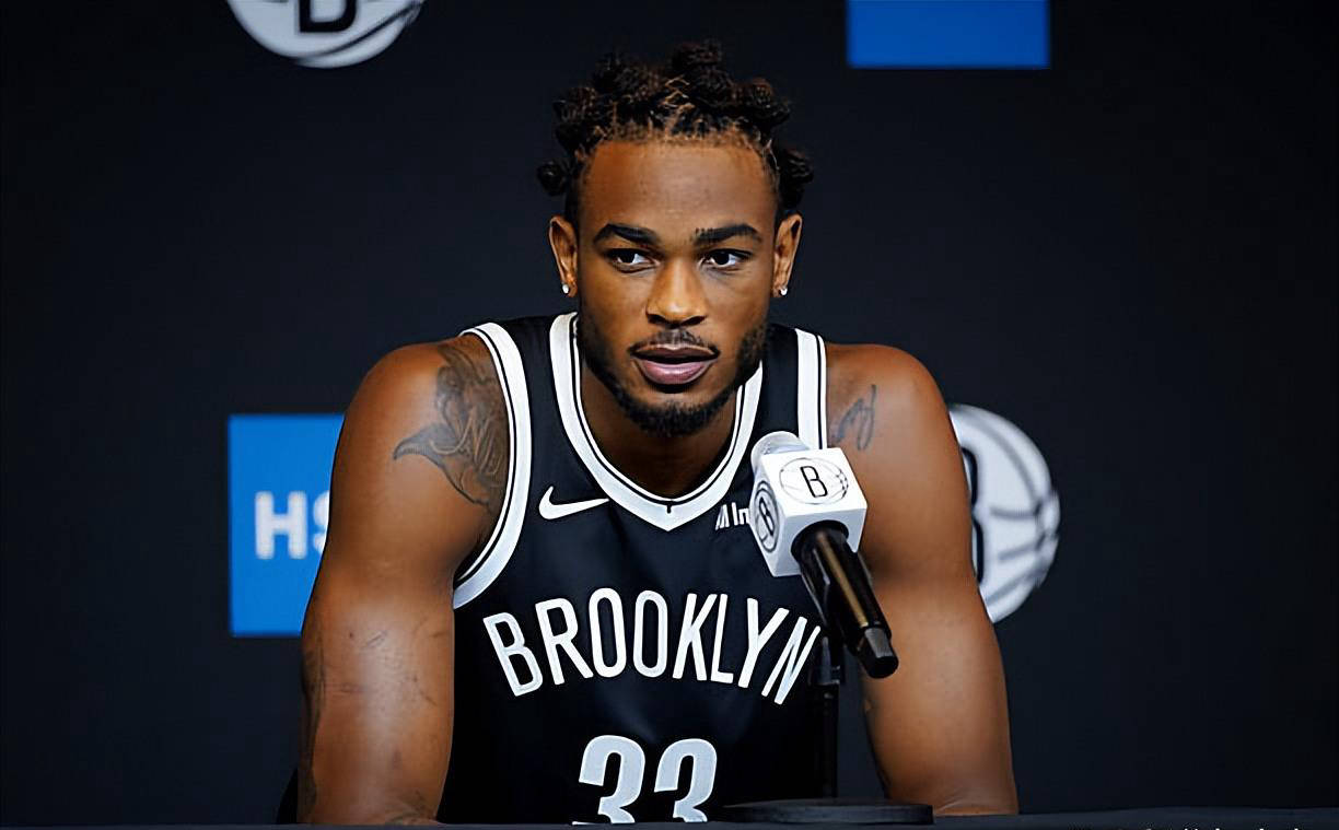 球员所不具, 克拉克斯顿, 对托马斯的