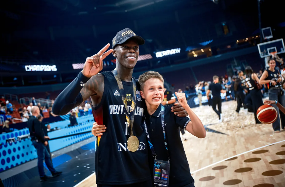 詹姆斯和纳, 他的前队友, BhBnh 詹姆斯和纳, 他的前队友, BhBnh